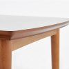 Drewno Bukowe dla Wytrzymałości: Nogi stołu wykonane z litego drewna bukowego gwarantują trwałość i stabilność. BARRET to nie tylko estetyka, ale także solidność w każdym calu.