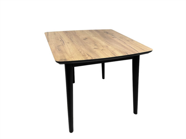Dąb Craft - Estetyka i Technologia: Blat stołu wykonany z płyty MDF z laminatem o wybarwieniu dąb craft to połączenie estetyki drewna z technologią. Nie tylko prezentuje się elegancko, ale także jest łatwy w utrzymaniu.